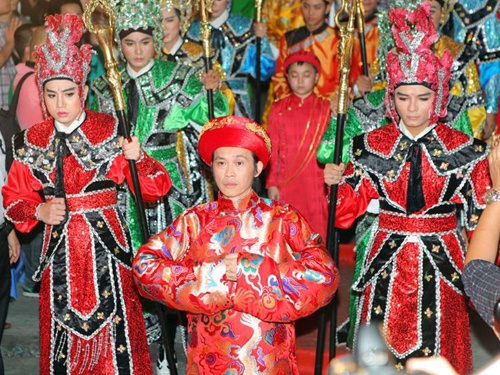 Hoai Linh chat vat dua kieu To len san khau hinh anh