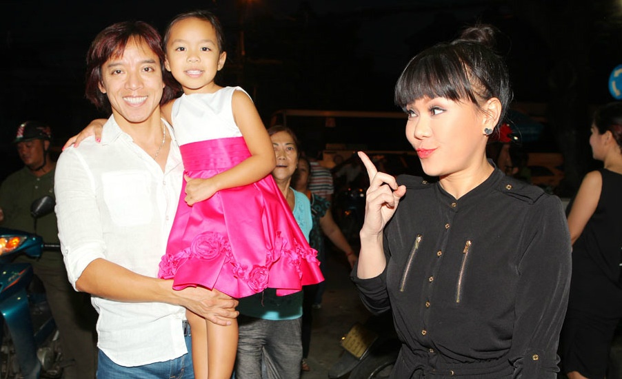 Viet Huong dua chong va con gai ve Viet Nam gio To nghe hinh anh