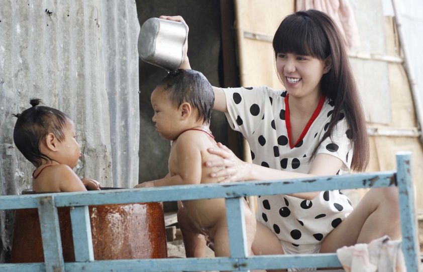 Dan do xo den truong quay xem Ngoc Trinh dong phim hinh anh