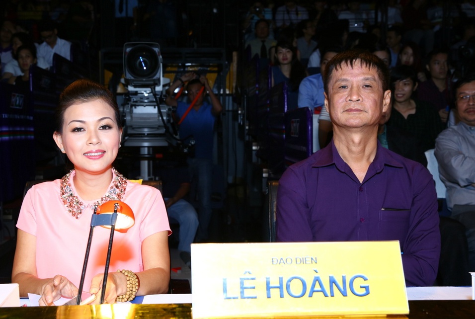 Đạo diễn Lê Hoàng cho rằng 2 MC chưa tạo được sinh động và không mang đến bất ngờ. Anh chê 2 thí sinh đã quá lời khi khen Tim và Trương Quỳnh Anh thể hiện thành công ca khúc Nhạc rừng, vì theo anh cả hai hát không hay. Anh hướng dẫn các thí sinh ở trong tình huống đó nên xoáy vào việc thay đổi dòng nhạc của Tim và Trương Quỳnh Anh sẽ đúng hơn. Việc khen dễ dàng theo anh là điều rất nguy hiểm, sẽ khiến khán giả ngờ vực về trình độ cảm thụ âm nhạc của MC.