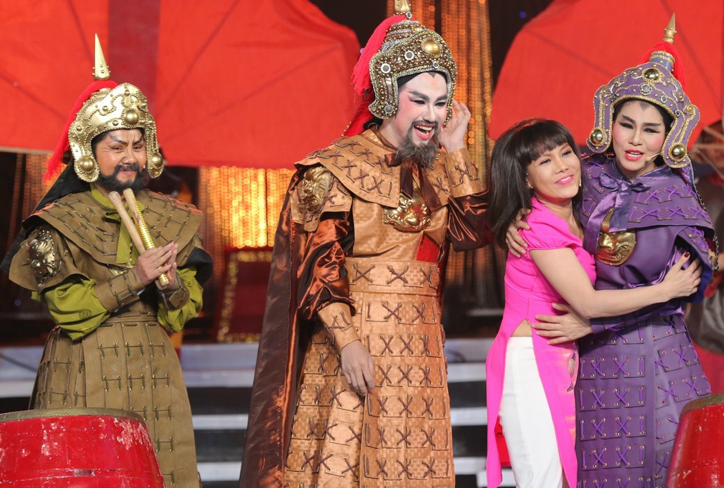 Viet Huong lien tuc khoc tren ghe nong hinh anh