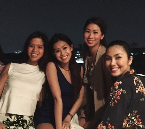 Cô nàng thường xuyên đi mua sắm hay tham gia tiệc tùng cùng các chị trong gia đình.