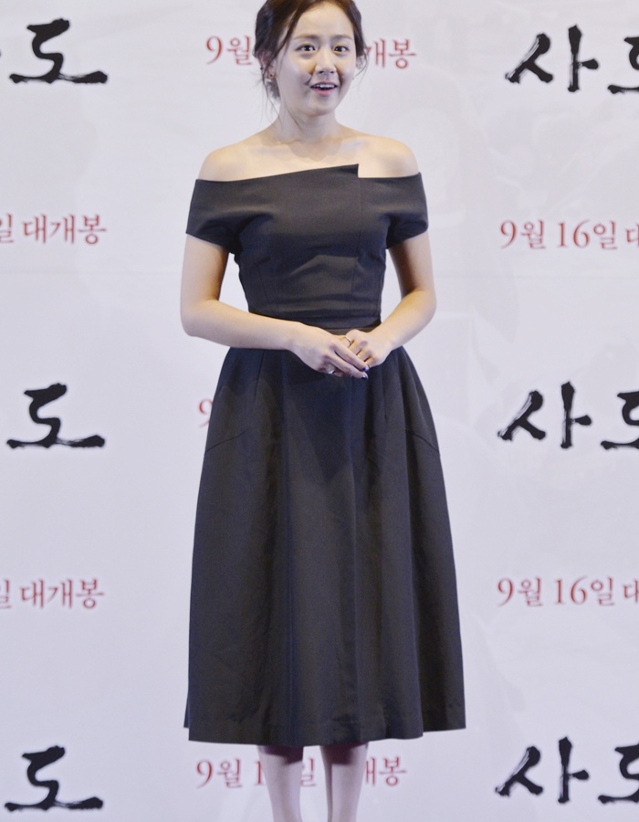 Trang phục nữ tính này giúp cô nàng Moon Geun Young lộ “bờ vai ngọc ngà”, đẹp không tỳ vết.