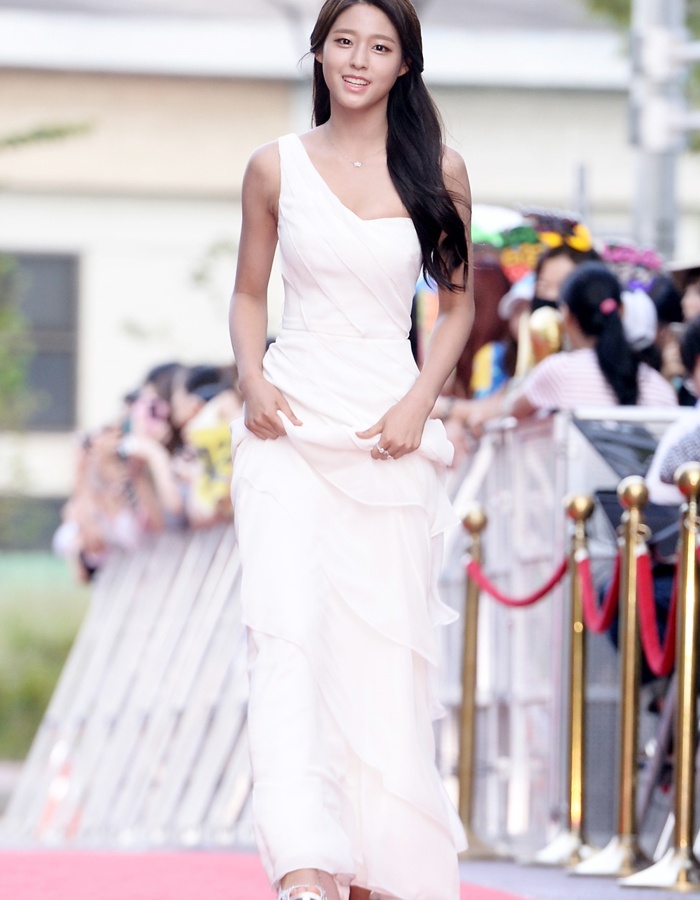 Seolhyun (AOA) ngày càng biết cách ghi điểm bằng những bộ váy sang trọng, giúp tôn lên vẻ đẹp hình thể tuyệt đối.