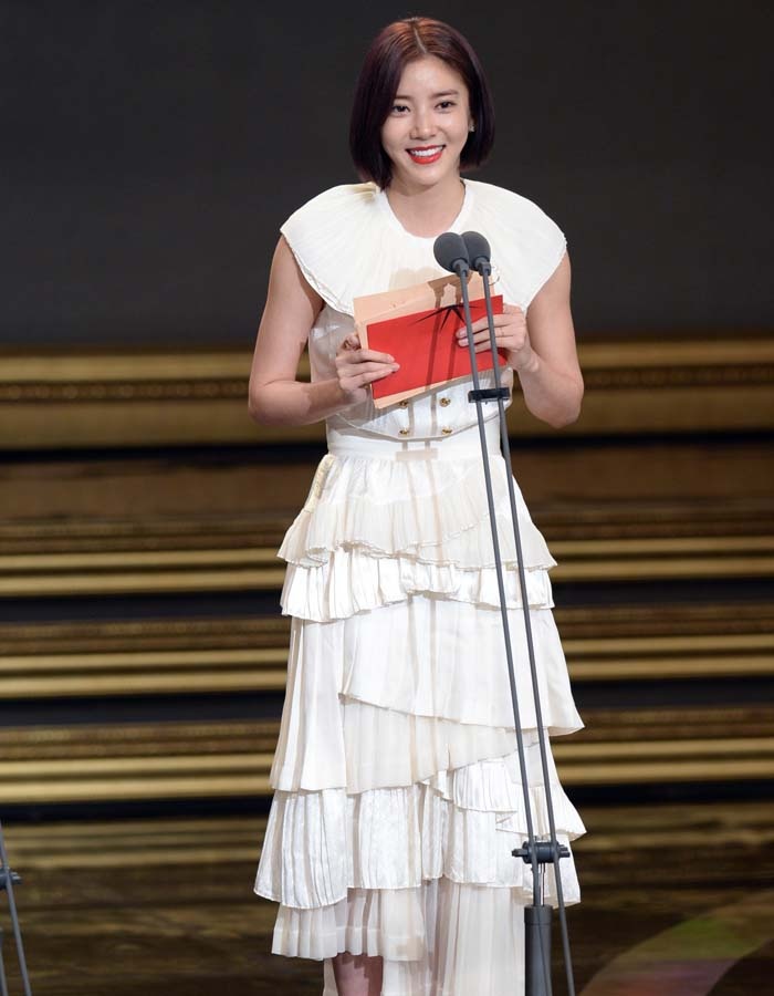 Son Dam Bi chọn giày cao gót đỏ làm điểm nhấn cho bộ cánh nhiều tầng bắt mắt.