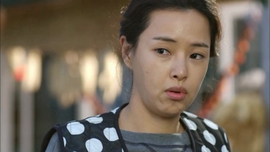 Hoa hậu Hàn Quốc Honey Lee đã khiến nhiều người bất ngờ khi thủ vai bà mẹ một con vô cùng quê mùa trong Modern Farmer. Trang phục của cô trong phim là những bộ đồ lỗi mốt nhưng rất thích hợp với nhân vật sống nhờ nghề chăn nuôi và nông nghiệp.