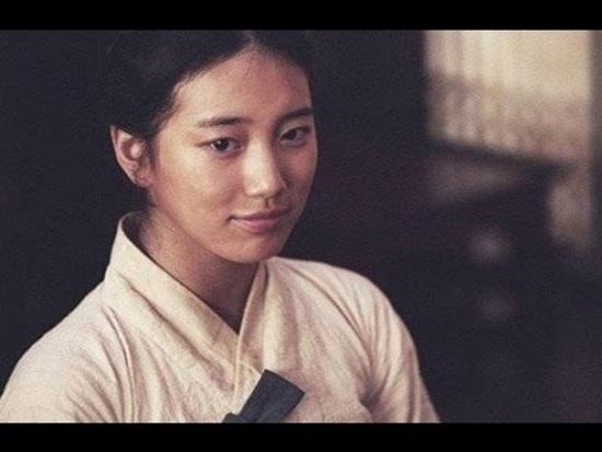 Trái ngược với vẻ ngoài xinh đẹp và trong sáng, vai diễn của Suzy trong Dorihwaga là một cô gái nghèo hèn với những bộ hanbok lấm đầy bùn đất và gương mặt không trang điểm.