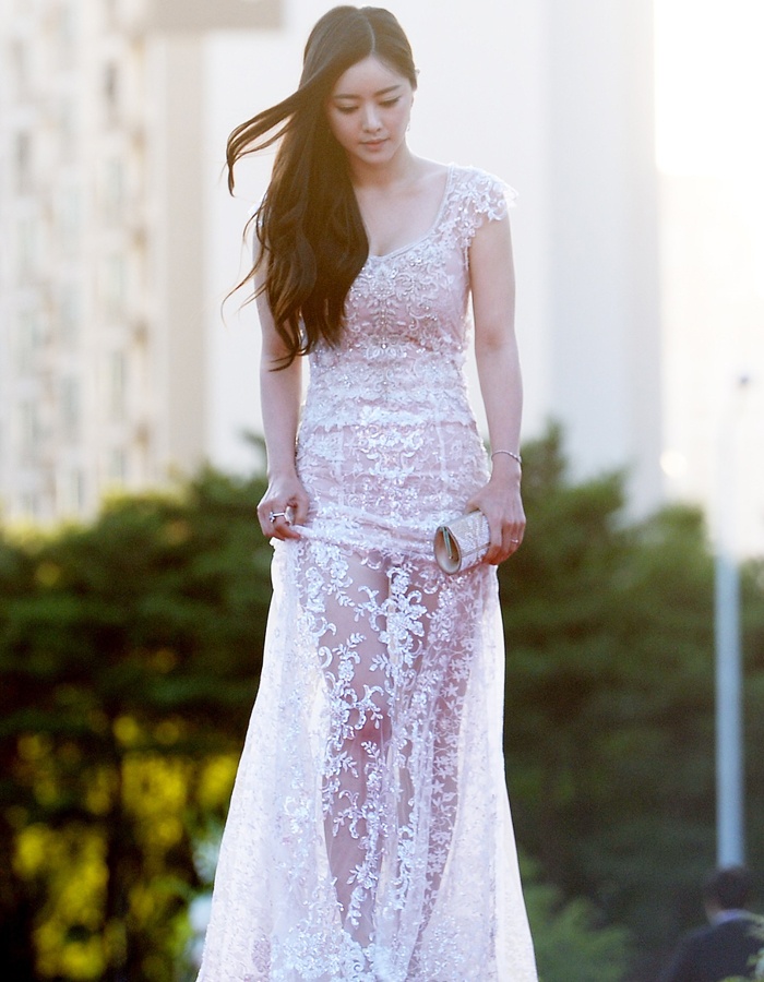 Hong Soo Ah chọn cho mình trang phục ren lộng lẫy “trên kín, dưới xuyên thấu”.