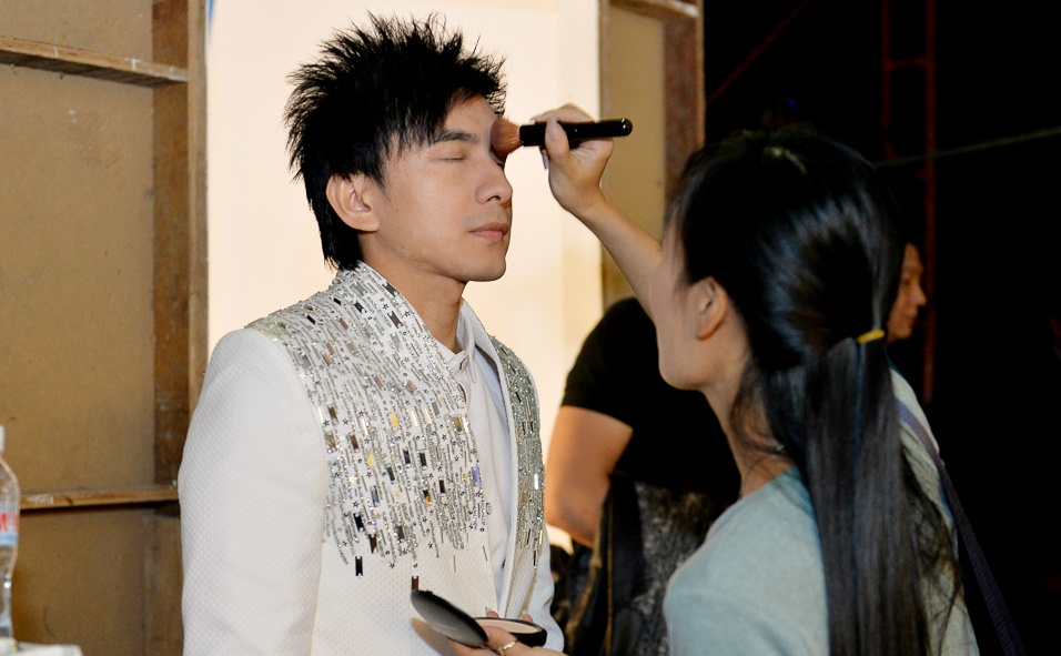 Dan Truong trang diem truoc khi lam giam khao hinh anh