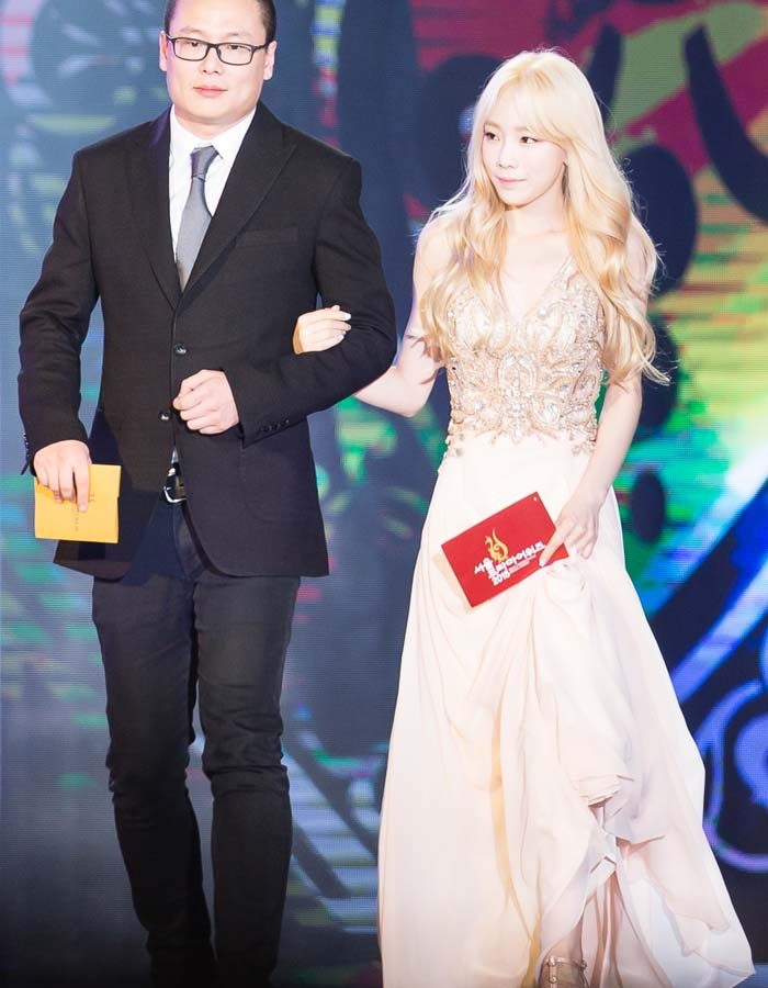 Không sở hữu chiều cao lý tưởng nhưng trưởng nhóm SNSD – Taeyeon vẫn tư tin diện đầm dài “đẹp hút hồn”.