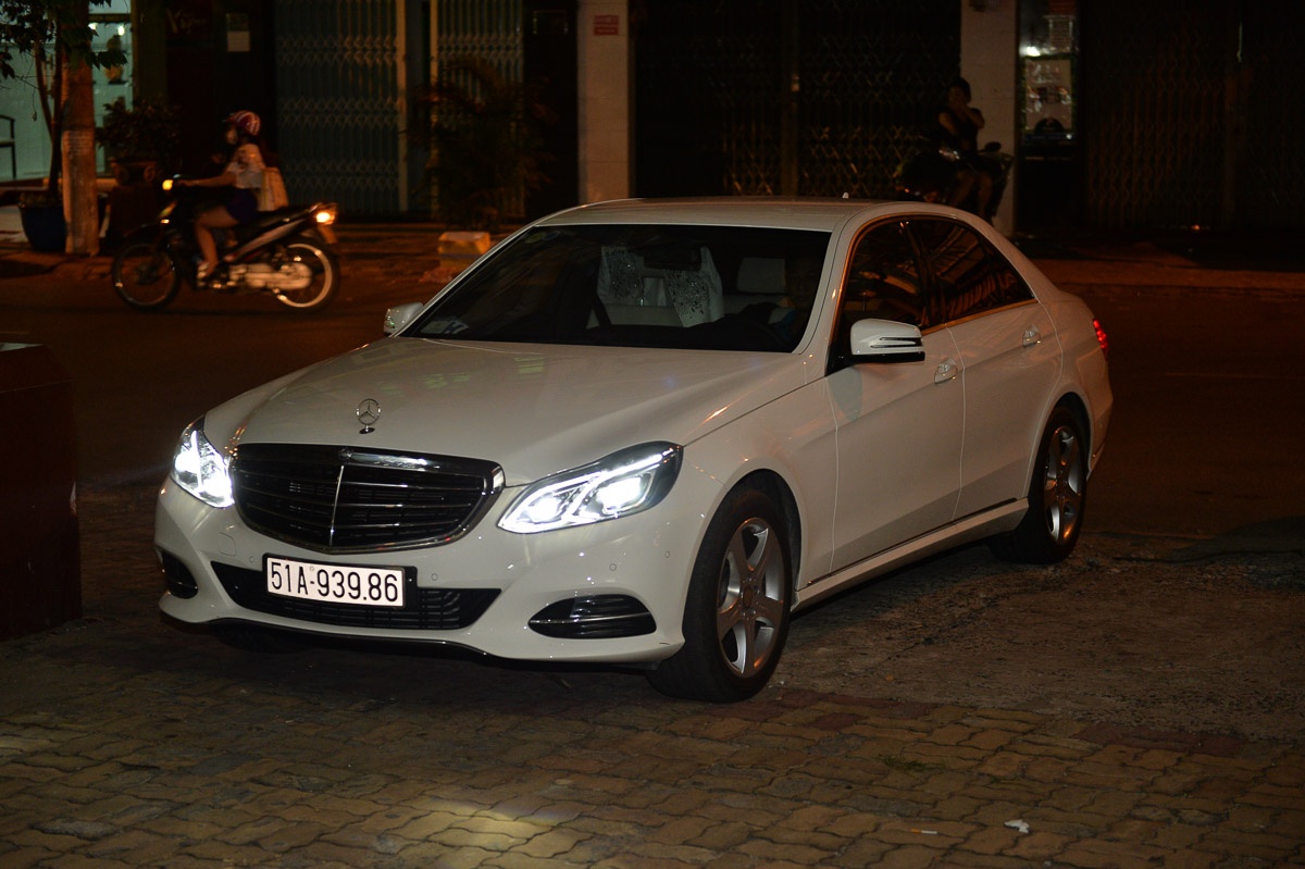 Nam ca sĩ tươi cười khi bước xuống xe. Đan Trường cho biết, anh không gặp áp lực khi ngồi chấm thi trong đêm cuối cùng bởi trước đó anh từng ngồi ghế nóng ở Ngôi sao phương Nam.