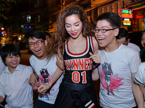 Fan vay kin Ho Ngoc Ha tai truong quay hinh anh