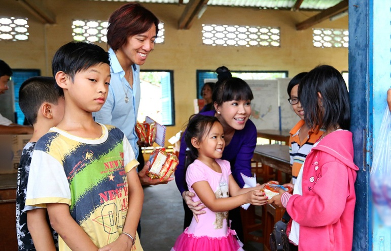 Viet Huong cung chong gop tien xay cau o Ben Tre hinh anh