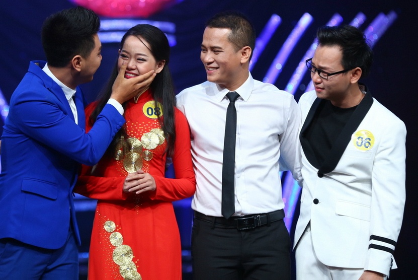 Kết thúc phần thi đầu tiên, 4 thí sinh phải bước vào vòng thi loại trừ với thử thách chia sẻ cảm xúc về TP HCM trong vòng 1 phút.
