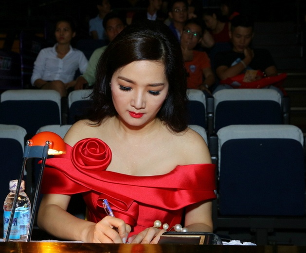 Giáng My đánh giá cao sự chỉn chu của 2 thí sinh nhưng họ cần tiết chế để tiết mục gọn gàng và có nhiều đất diễn hơn. Lê Hoàng khuyên cả 2 nên có những ý kiến trái chiều để phần giao lưu, dẫn dắt được sinh động.