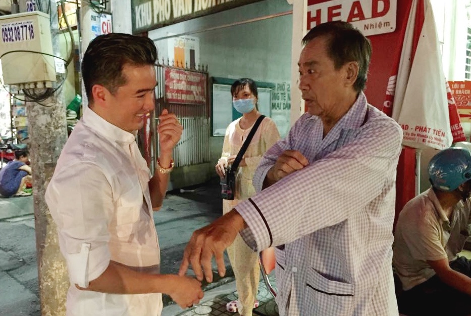 Mr. Dam den nha tang nhac si 'Giang cau' 100 trieu dong hinh anh