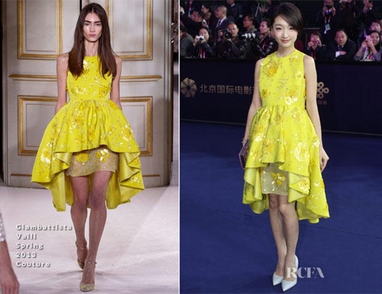 Châu Đông Vũ diện váy dạ hội Haute Couture của hãng Giambattista Valli đi dự LHP quốc tế lần 3 tại Bắc Kinh. Chiếc đầm vàng với phần chân váy xếp nếp nhiều lớp khiến cô trông thật đài các.