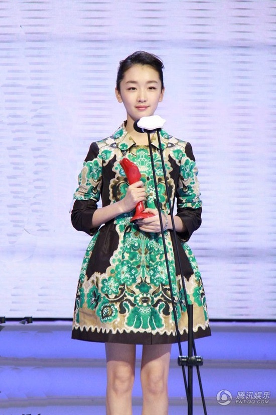 Châu Đông Vũ khá nhỏ bé vì thế cô thường chọn cho mình những chiếc váy ngắn để đánh lừa thị giác về vóc dáng. Thiết kế váy chữ A với những họa tiết đậm chất Á Đông này giúp cô trông cao hơn, thu hút hơn.