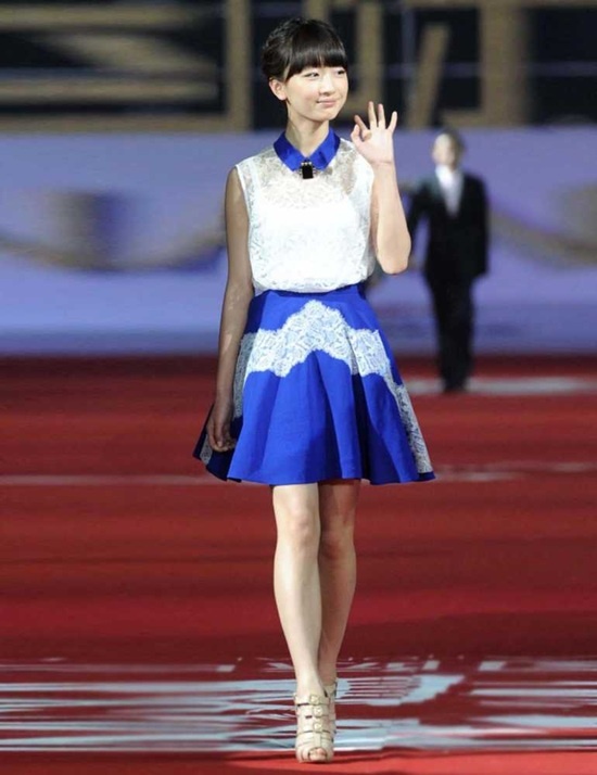 Châu Đông Vũ xinh xắn trong trang phục áo ren không tay đi kèm với váy xòe ngắn màu xanh đơn giản mà hài hòa.