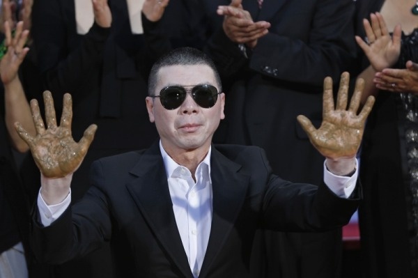 Phùng Tiểu Cương trong buổi lễ in dấu tay và dấu chân ở nhà hát TLC Chiness.