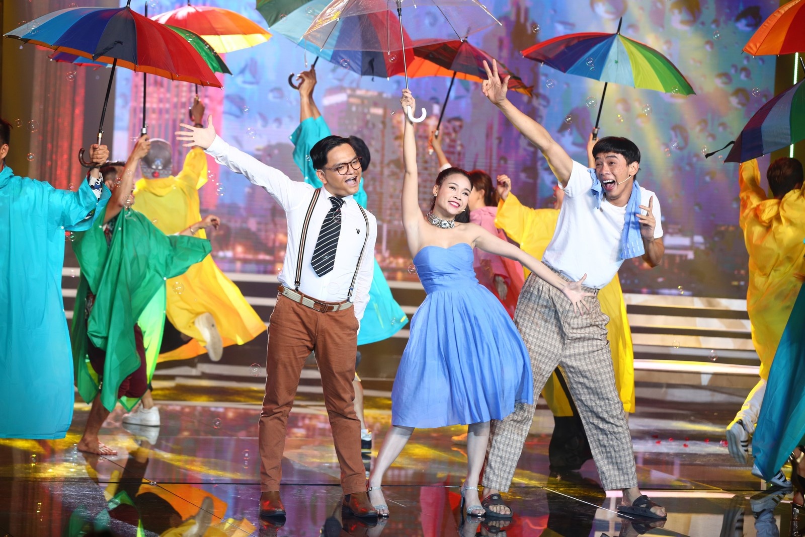 Người Sài Gòn của đội Ô kìa có nhạc cảnh sinh động, nói về những con người thành phố cởi mở, phóng khoáng và rất lãng mạn. Dù đối mặt với khó khăn, trắc trở nhưng lúc nào họ cũng lạc quan và yêu đời. Bối cảnh một chiều mưa ở một trạm chờ xe buýt, nơi có cô gái trẻ xinh đẹp, đỏng đảnh (Sam) khóc sướt mướt vì người yêu thất hẹn và một ông họa sĩ già cô đơn, khó tính Trịnh Tú Trung. Nhờ trú mưa tại đây cả hai đã gặp chàng trai bán dừa xiêm dạo Thuận Nguyễn. 