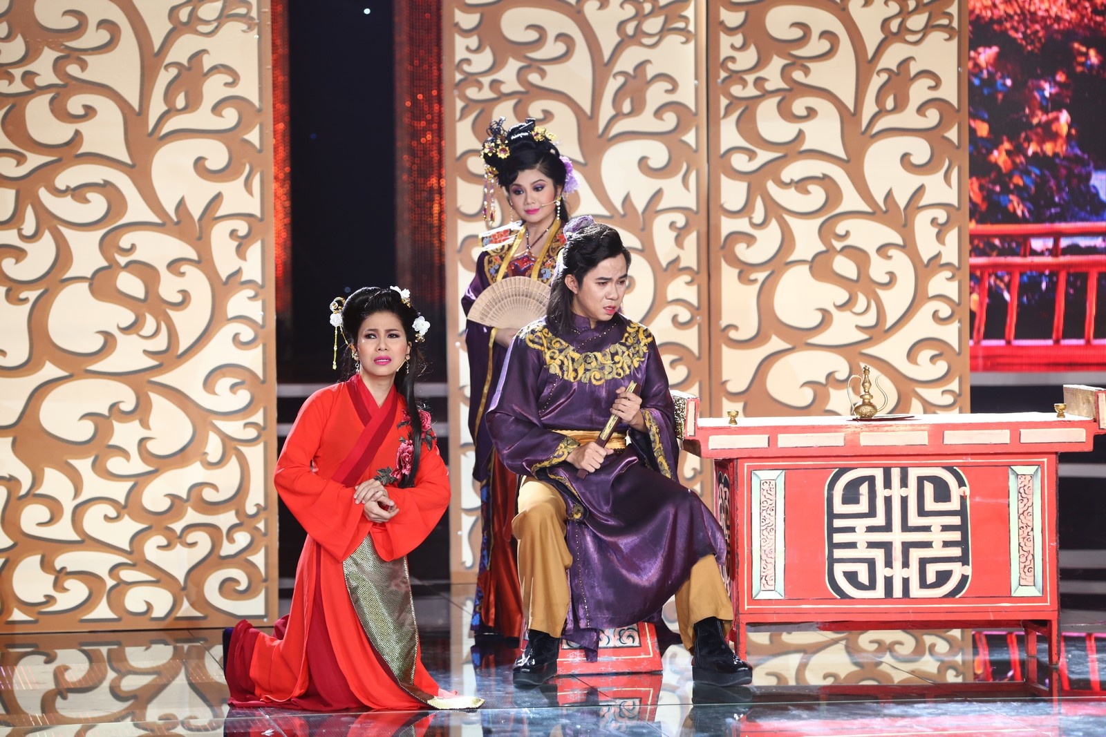 Đội Tam Sắc chọn tiểu phẩm Hoạn thư đánh ghen, được cải biên từ vở cải lương Kim Vân Kiều. Đây là trích đoạn đánh ghen nổi tiếng của Hoạn Thư với Thúy Kiều, khi cô đã trở thành hoa nô của gia đình Thúc Sinh. Để “dằn mặt” chồng và tình địch, nhân ngày vợ chồng trùng phùng, Hoạn Thư bắt Thúy Kiều phục rượu và gảy đàn, khiến Thúc Sinh và Thúy Kiều lâm vào tình cảnh bẽ bàng, ngang trái… 