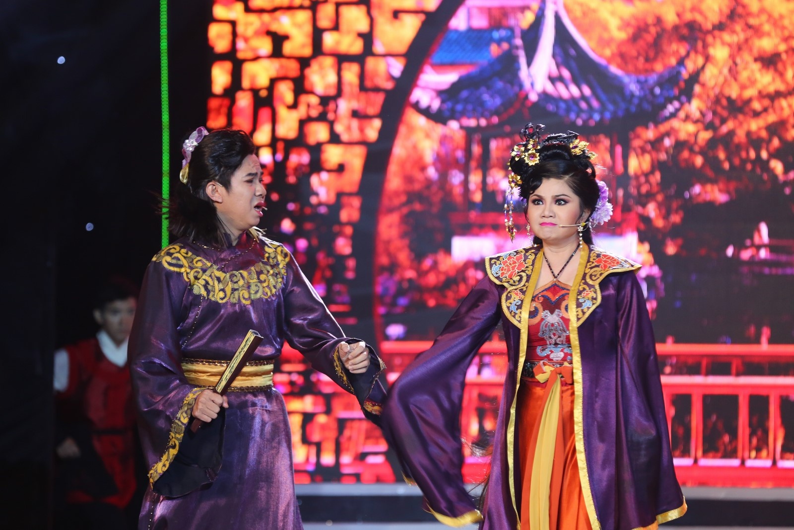 Theo nhà báo Trác Thúy Miêu, đây là tiểu phẩm kết hợp giữa tân cổ giao duyên, tác phẩm văn học và nhạc thời trang khá duyên dáng. 