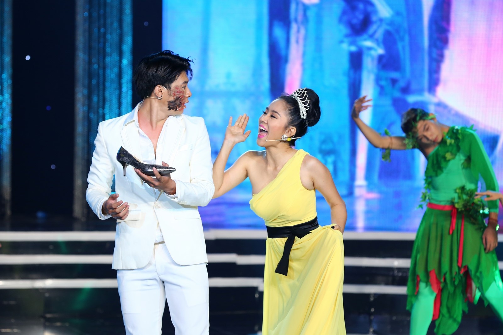 Đội Thanh Sắc mang đến tiểu phẩm Người đẹp và Quái vật, được lấy cảm hứng từ câu chuyện Beauty And The Beast. Khác với nguyên mẫu, nhân vật “người đẹp” do Lê Phương thể hiện là cô gái tham vọng và đam mê quyền lực. Cô mong muốn được kết hôn cùng với “quái vật” do diễn viên Anh Tú đóng để có thể chiếm được chiếc nhẫn quyền năng, có thể thống trị muôn loài. Tuy nhiên, âm mưu của cô đã không thực hiện được, bởi “quái vật” đã dành tình yêu cho cô người hầu do biên đạo múa Lê Hải đóng. 