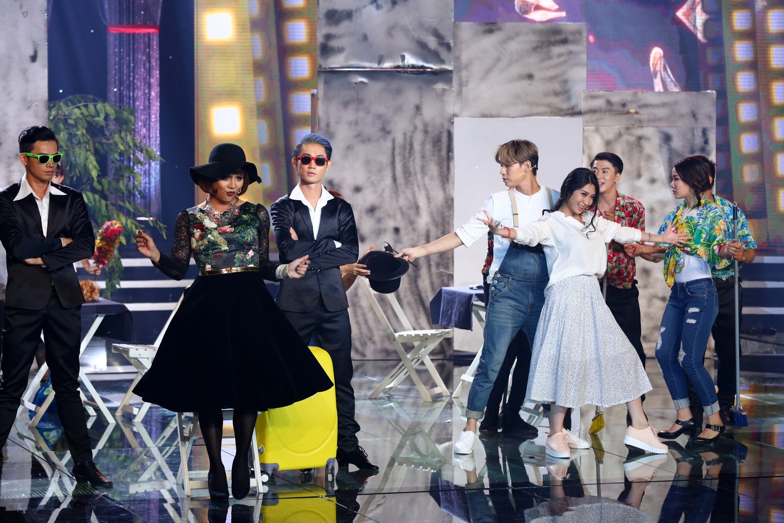 Đội Tươi xanh có tiết mục tiến bộ hơn các tuần trước với tiểu phẩm Giai điệu hạnh phúc nói về tình cảm của Duy Khánh – Khổng Tú Quỳnh và Đại Nhân. Trước đó, cả 3 chị em cùng tham gia một cuộc thi ca hát, tuy nhiên khi gần đến đích thì chị hai Duy Khánh lại đầu quân cho một công ty quản lý ca sĩ ở nước ngoài. 