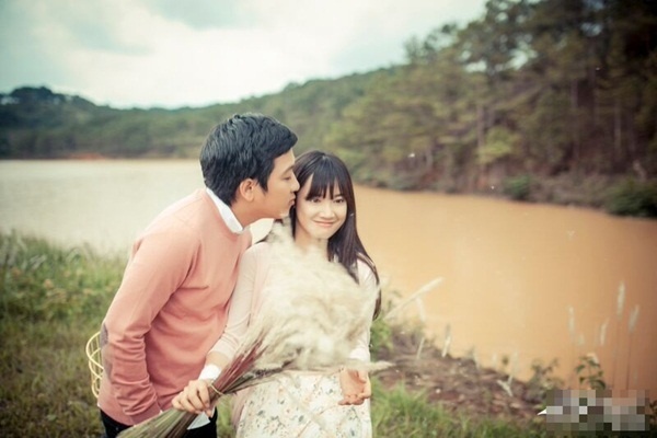 Khung cảnh thơ mộng của Đà Lạt cùng bó hoa cỏ lau trắng tôn càng tôn lên  sự lãng mạn và đáng yêu của cặp đôi. 