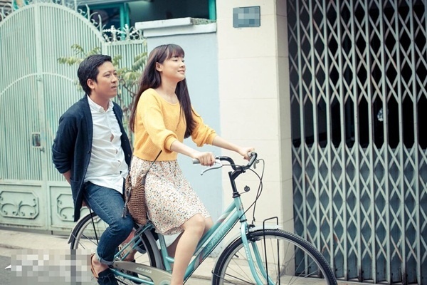 Không chỉ có những khoảnh khắc thơ mộng, cặp đôi còn có những giây phút  nhắng nhít, vui đùa hồn nhiên như trẻ thơ với hình ảnh trên chiếc xe đạp. 
