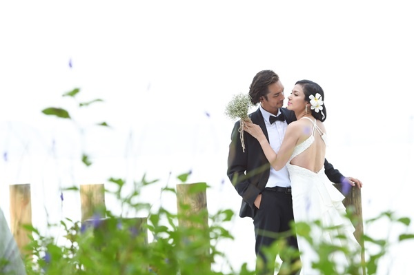 Đầu tiên phải kể đến cảnh chụp ảnh cưới của cặp vợ chồng Vy – Huy  (Việt Trinh - Đức Hải).