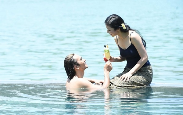 Cặp vợ chồng quấn quýt nhau dưới hồ bơi.