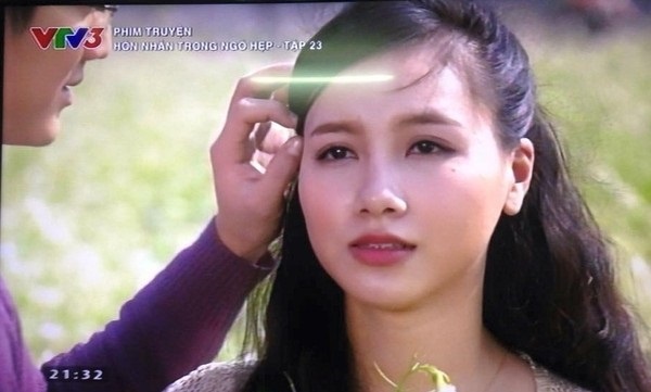 Hôn nhân trong ngõ hẹp: Gây sốt màn ảnh nhỏ cách đây không lâu chính là bộ phim về đề tài ngoại tình  mang tên Hôn nhân trong ngõ hẹp. Bên cạnh những căng thẳng, mâu thuẫn  trong cuộc sống vợ chồng, bộ phim cũng có khá nhiều  cảnh quay nhẹ nhàng, lãng mạn.