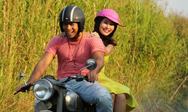 Mất mẹ ngay từ lúc chào đời, cha lại mải lo sự nghiệp nên Châu Nhi luôn  khao khát được yêu thương. Chính vì vậy, khi gặp được Đoàn (Linh Sơn),  một “chàng khờ” luôn chiều chuộng và yêu mình hết mực, nàng tiểu thư  đã si tình đến mức mù quáng.