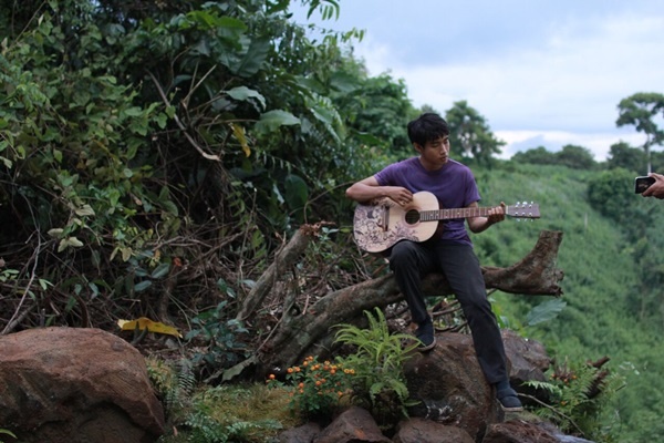 Dù được thừa kế một trang trại cỏ đẹp như mơ, nhưng Mộc Lâm lại không thích  làm “Trùm Cỏ” mà chỉ khao khát thành Trùm Nhạc. Thế là bán hết trang trại  tổ tiên để lại, Mộc Lâm xách một vali tiền lên thành phố, hăm hở dấn thân  vào showbiz mà không biết đến bao nhiêu cạm bẫy rình rập  theo từng bước chân. 