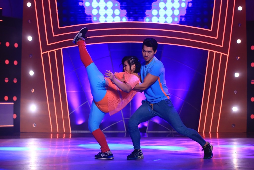  nhận xét: “Đúng là có một số động tác Ánh Nguyệt thực hiện còn chuệch choạc nhưng em lấy lại bình tĩnh rất nhanh. Em cười và em diễn mạnh hơn để che lấp những điều đó. Tôi không ngại để nói với mọi người rằng Ánh Nguyệt là thí sinh tôi rất thích.” Giải thích cho tình cảm có phần chủ quan này, Đàm Vĩnh Hưng cho biết nguyên nhân đơn giản là vì thí sinh Ánh Nguyệt có gương mặt và nụ cười thân thiện cực giống với thần tượng của anh là nữ diễn viên Kim Cương. Sử dụng uy quyền của một người ngồi ghế nóng, Mr. Đàm trấn an thí sinh: “Tôi ngồi ở đây và tôi có quyền làm những điều trong phạm vi quyền lực của mình. Tôi làm đúng như những gì trái tim mình nói. Tôi tặng bạn 8 điểm.” 