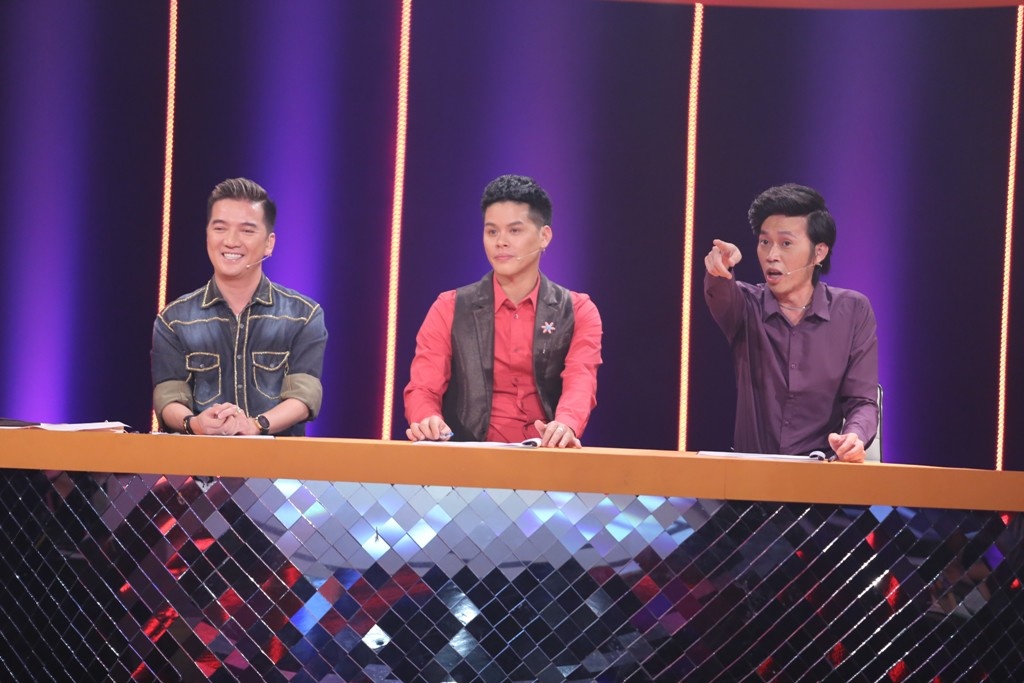 Hoai Linh - Dam Vinh Hung lien tuc bat dong tren ghe nong hinh anh