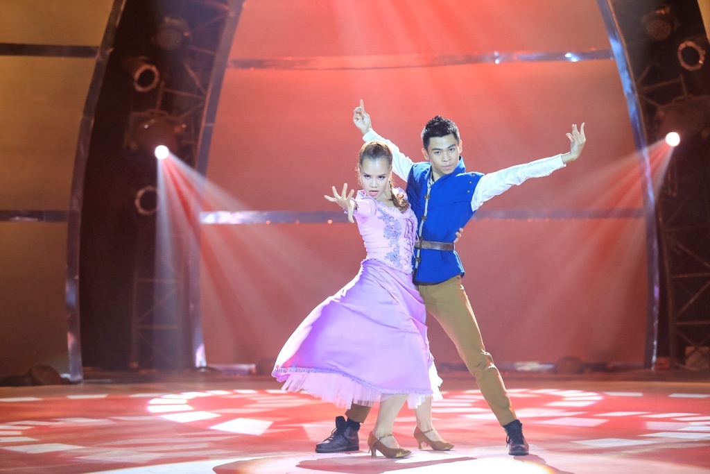 Song Linh - Quang Minh dồn dập, kịch tính trong từng điệu nhảy của ballroom. Chí Anh: “Hai bạn thể hiện tinh thần tango và paso rất tốt. Cả bài của hai em đã căng nên cái kết vui để giải toả cho khán giả là tốt.”