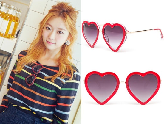 Kính hình trái tim mang tới vẻ đẹp trẻ trung cho nữ diễn viên Kim Seul Gi. Được  biết, kính của hãng Linda Farrow và giá là <abbr class=