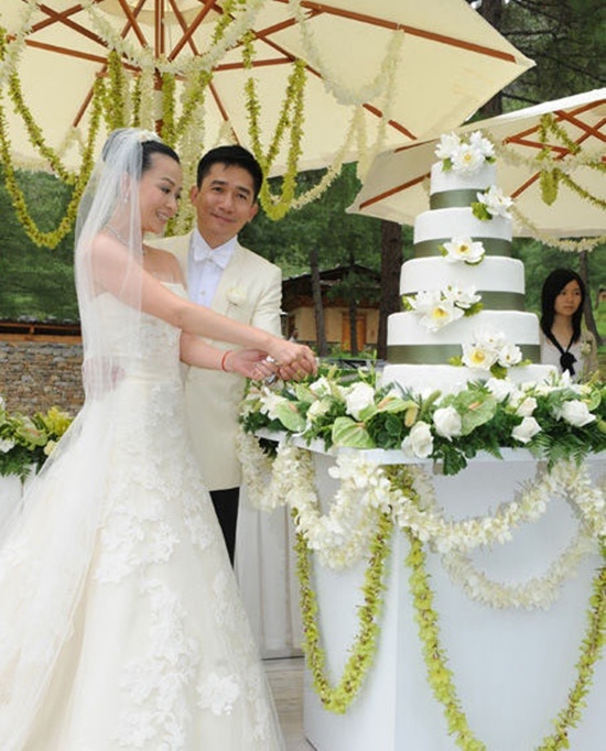 Nữ diễn viên Lưu Gia Linh cũng chọn cho mình một chiếc váy quây thanh lịch của Vera  Wang với những bông hoa bằng ren được đính trên thân váy.