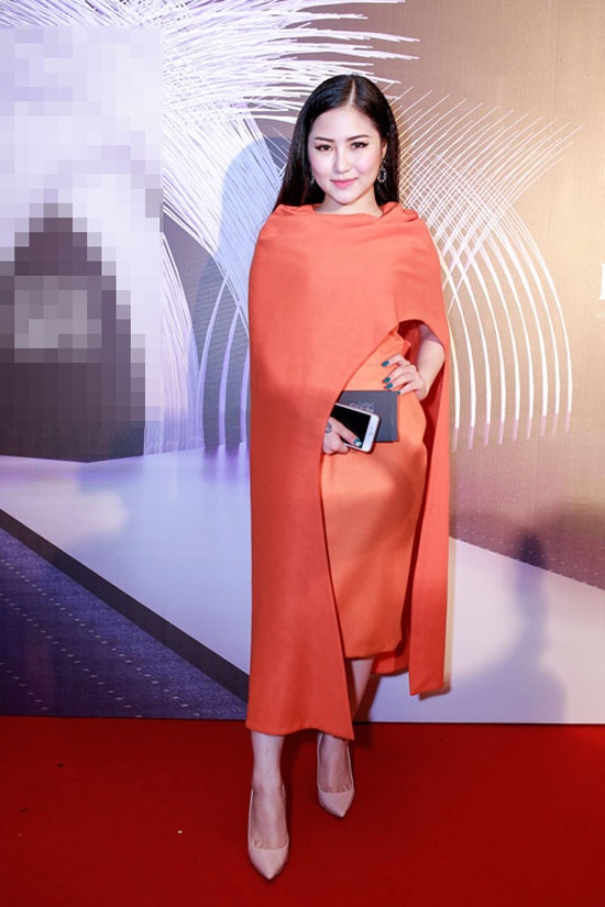 Chiếc áo cape có chiều dài gần đến mắt cá chân