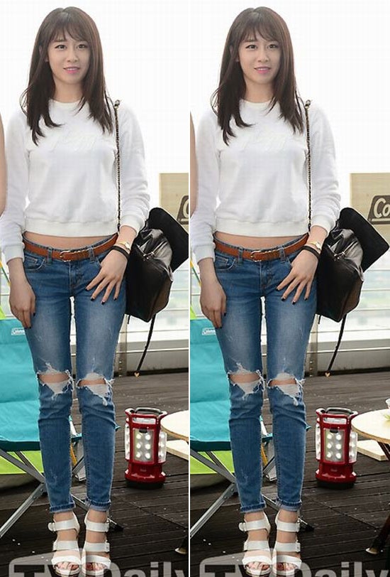 Đi học, đi chơi hay mua sắm... thì set đồ gồm áo nỉ trắng dáng lửng, quần jeans  rách, xăng đan, túi đeo vai màu đen giống Ji Yeon (T-ara) đều hợp mốt.