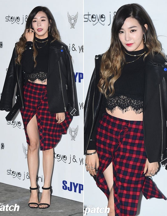 Tiffany (SNSD) luôn sở hữu gu thời trang hiện đại và đẹp mắt. Mỗi lần xuất hiện, cô đều làm hài lòng công chúng bởi diện mạo ưa nhìn. Áo lửng kết hợp chân váy kẻ sọc lạ mắt và áo khoác ngoài tạo nên nét đẹp ấn tượng, cực chất.