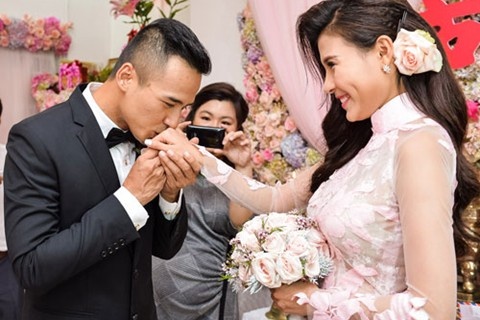 Thúy Diễm và Lương Thế Thành trong ngày đính hôn.