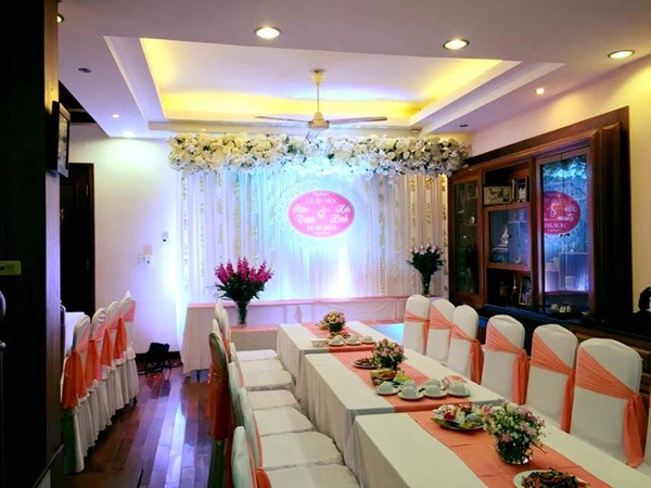 Với hai màu trắng hồng.