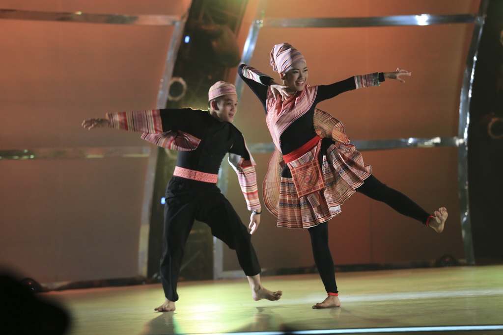 Chị đặc biệt dành lời khen cho Hữu Phước khi biết tận dụng những kỹ thuật breakdance trong những đoạn biểu diễn solo. Các vòng xoáy của em rất hợp với tiếng khèn khiến tình cảm giữa hai nhân vật vợ chồng thêm nồng nàn. Chị chưa dành lời khen cho Hương Ly vì khi đuộc đào tạo chuyên nghiệp em phải biết điều khiển cho đầu gối của mình mềm hơn nữa, hông đánh mềm và quyến rũ hơn nữa. Em phải nghiên cứu sâu hơn và giữ vững phong độ của tuần trước.”