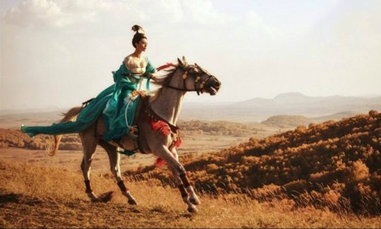 My nhan Hoa ngu dung hang phong cach: Ai dep hon? hinh anh