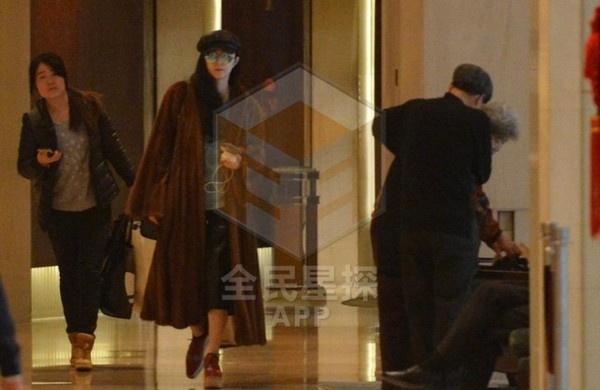 Phong Hành Studio sáng ngày 26/8 đăng tải tin tức Trần Hiểu - Trần Nghiên Hy giả tình thật vài tháng nay. Theo đó, trang này đã chụp được hình ảnh cặp đôi qua đêm chung phòng tại khách sạn. Ngày 1/6, Trần Hiểu từ Thiên Tân đến Thượng Hải. Lúc sau, Trần Nghiên Hy cũng bí mật đến. Được biết, đó cũng là ngày sinh nhật nữ diễn viên xinh đẹp. Sau đó, cả hai xác nhận tin đồn hẹn hò.