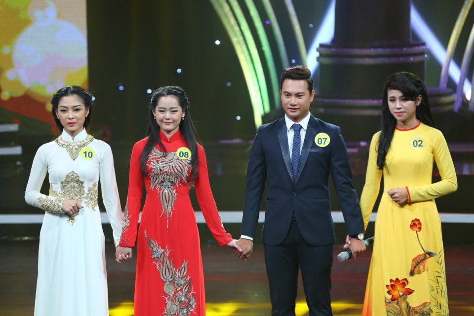 Thử thách đầu tiên cho 4 thí sinh là dẫn dắt xuyên suốt các tiết mục biểu diễn, tái hiện lại những cuộc chiến mang dấu ấn lịch sử của dân tộc. 